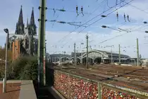 K�lner Dom und der K�lner Hauptbahnhof im Vordergrund die Liebesschl�sser am 29.12.2015.