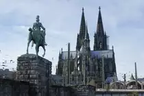 K�lner Dom und das Reiterdenkmal in K�ln am 29.12.2015.
