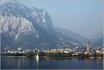 Lecco. Die Stadt liegt am s�dlichen Ende des �stlichen Armes des Comer Sees. Scan eines Dias vom Sommer 1979.