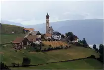 Ritten. Die kleine Ortschaft Mittelberg (italienisch Monte di Mezzo) liegt auf 1131 m H�he und wird von der bis ins 12. Jahrhundert zur�ckreichenden Nikolauskirche �berragt. Scan eines Dias vom Anfang der 1980er Jahre.
