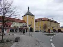 Laufen, Salzburger Tor am Schlo�platz, viergeschossiger Turm mit Zeltdach, erbaut im 13. Jahrhundert (15.02.2016)