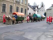 Burkhardtsdorfer Tradition. Der Umzug der Weihnachtsm�nner mit Einkehr an jedem Gl�hweinstand, 02.12.07