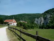 Thiergarten an der Donau, Blick auf den K�ppeler Gutshof mit Gasthaus und St.Georgskapelle, Aug.2007