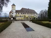 Schloss Guttenburg, ehemals Stammsitz der Grafen von Taufkirchen, unregelm��iger F�nffl�gelbau um einen geschlossenen Innenhof, barocker Ausbau von 1725 bis 1730, im Nordfl�gel Schlosskapelle (22.02.2016)