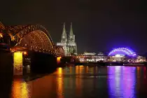 K�lner Dom und die Hohenzollernbr�cke und rechts der Musical Dom am Abend in K�ln, am 29.12.2015.