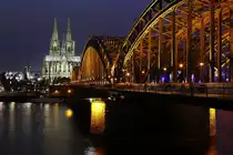 K�lner Dom und die Hohenzollernbr�cke am Abend in K�ln am 29.12.2015.