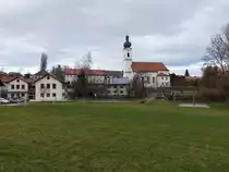 Rattenkirchen, kath. Pfarrkirche Maria Himmelfahrt, barocker Saalbau mit eingezogenem Polygonalchor, n�rdlichem Kapellenanbau und Westturm, erbaut von 1725 bis 1727 (22.02.2016)