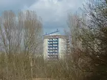 Berliner Osten - die Neubaugebiete werden wohl recht unterschiedlich wahrgenommen. Hellersdorf ist mir immer wieder einen Besuch wert, denn der Kontrast zwischen dichtem Wohnen und gro�z�giger landschaftlich wertvoller Umgebung ist f�r eine Gro�stadt eher ungew�hnlich. Die Akrobaten auf dem Haus ziehen immer wieder die Blicke auf sich. 19.3.2016 (Fotostandpunkt ist ungenau)