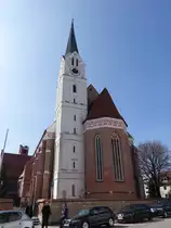 Landshut, Kirche St. Nikolaus, �lteste Landshuter Kirche n�rdlich der Isar, dreischiffige Hallenkirche, erbaut ab 1232, Chor erbaut von 1389 bis 1390, Langhaus erbaut 1475 durch Stefan Purghauser (20.03.2016)
