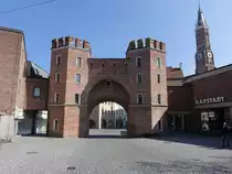 Landshut, L�ndtor, Toranlage der mittelalterlichen Stadtbefestigung, zwei Flankent�rme durch Rest eines Wehrganges verbunden (20.03.2016)