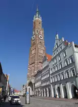 Landshut, Stiftskirche St. Martin, erbaut ab 1385 durch Hans Krumenauer, der Turm mit 130 Meter H�he ist der h�chste Backsteinturm der Erde, dreischiffige Hallenkirche zu neun Jochen (20.03.2016)