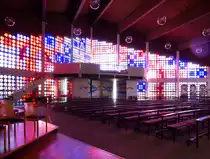 Niederb�hl, St.Laurentius-Kirche, Blick von der Orgel zum Haupteingang und auf die verglaste Ostfront des Kirchenbaues, Sept.2015 