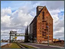 Das Silo  Handelshafen West  im Magdeburg wurde 1941 errichtet. Es handelt sich dabei um einen sogenannten Reichseinheitsspeicher, der in �hnlicher Form in zahlreichen anderen St�dten in den 1930/40er Jahren zur Getreidelagerung errichtet wurde. Es war Verladung in Binnenschiffe, Z�ge und Lkw m�glich. Derzeit steht das Geb�ude leer, ein geplanter Umbau zu Wohnungen konnte bisher nicht realisiert werden. (31.01.2016)