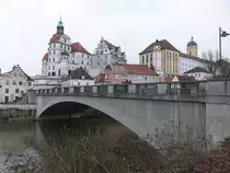 Neuburg a. d. Donau, Aussicht auf das Residenzschloss und die Donaubr�cke (06.03.2016)
