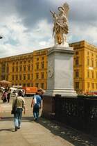 Berlin, Sommer 1993: Br�cckenfigur und Stadtschlo� (Kulisse)