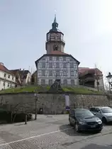 Backnang, Turmschulhaus, erbaut von 1816 bis 1817, dahinter der Stadtturm, der 45 Meter hohe Chorturm erbaut im 13. Jahrhundert, 1693 erg�nzt um zwei Fachwerkgeschosse (03.04.2016)