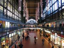 Hamburg Hauptbahnhof, die Wandelhalle weihnachtlich dekoriert, Blick in Richtung Spitalerstra�e/City, 04.12.2007
