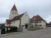 Frankenhofen, ev. St. Bartholom�us Kirche, Chorturmkirche, erbaut im 14. Jahrhundert, daneben Pfarrhaus, erbaut im 19. Jahrhundert, zweigeschossiger, massiver Walmdachbau (13.03.2016)