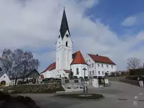 Attenhausen bei Bruckberg, kath. Kirche St. Stephan und Pfarrhaus, Langhaus erbaut 
ab 1900 von J. Elsner, Chor und Turm sp�tgotisch (20.03.2016)
