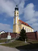 G�ndlkofen, Pfarrkirche St. Peter und Paul, Saalkirche mit eingezogenem Chor und Westturm, erbaut von 1746 bis 1756 durch Johann Georg Hirschst�tter (20.03.2016) 