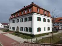 Schloss Mauern, schlichter zweigeschossiger Barockbau mit Mansardwalmdach von 1689 �ber �lterem Kern (20.03.2016)