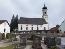 Mauern, katholische Pfarrkirche St. Johannes der T�ufer, im Kern sp�tromanische Chorturmkirche mit geradem Chorabschluss, erbaut im 15. Jahrhundert, Kirchturm von 1711 (20.03.2016)