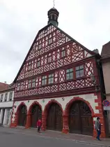 Ebern, historisches Rathaus am Marktplatz, zweigeschossiger und giebelst�ndiger Kr�ppelwalmdachbau mit Zierfachwerk im Obergeschoss, erbaut von 1687 bis 1692 durch 
Hans Kummerer (24.03.2016)