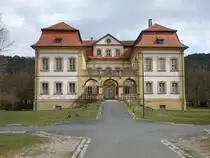 Schloss Heilgersdorf, zweigeschossige Dreifl�gelanlage mit Mansarddach, erbaut von 
1716 bis 1717 (24.03.2016)