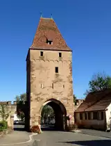 Rosheim im Nordelsa�, das Niedertor stadtausw�rts gesehen, Teil der ehemaligen Stadtmauer, Sept.2015