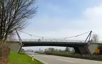 Gundelfingen im Breisgau, die Fu�-und Radwegbr�cke �ber die B3 wurde 1995 fertiggestellt, M�rz 2016