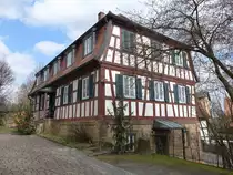 Untermerzbach, Ev. Pfarramt. Zweigeschossiges und traufst�ndiges Fachwerkhaus mit Mansardhalbwalmdach, erbaut 1807 (24.03.2016)