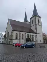 Hassfurt, kath. Stadtpfarrkirche St. Kilian, dreischiffige Staffelhalle mit Satteldach und eingezogenem Chor zwischen zwei Ostt�rmen, sp�tgotisch, erbaut ab 1396 (25.03.2016)