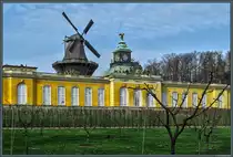 Die Neuen Kammern im Park Sanssouci wurden 1771 bis 1775 direkt neben dem Schloss Sanssouci errichtet. Dahinter befindet sich die wenige Jahre sp�ter errichtete Holl�nderwindm�hle, die als Museum dient. (05.04.2016)