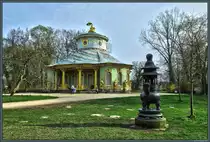 Das chinesische Teehaus wurde 1755 bis 1764 als Gartenpavillion im Park Sanssouci errichtet. Zahlreiche vergoldete Figuren schm�cken das Geb�ude. (Potsdam, 05.04.2016)