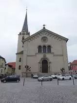Eltmann, neuromanische Stadtpfarrkirche St. Michael am Marktplatz, erbaut von 1835 bis 1838 von Leo von Klenzes, Kirchturm sp�tgotisch (25.03.2016)