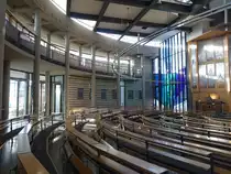 Stegaurach, moderner Innenraum der Pfarrkirche Unbefleckte Empf�ngnis Mariae (26.03.2016)