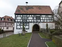 Stettfeld, ehem. Rathaus, zweigeschossiger und giebelst�ndiger Satteldachbau mit spitzbogigen Tordurchgang und Fachwerkobergeschoss, erbaut 1673 (26.03.2016)