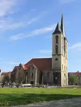 Halberstadt  - die im 13. bis 14. Jahrhundert erbaute B�rgerkirche (Stadtkirche) St. Martinikirche am Martiniplan , gesehen von der Haltestelle Hoher Weg am 22. April 2016