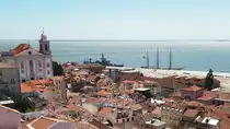 Lissabon am 19.5.2015: Blick �ber die Altstadt auf einen Teil des Hafens mit dem Segelschulschiff SAGRES und einem Zerst�rer der Portugiesischen Marine /