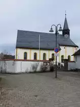 Drosendorf am Eggerbach, Pfarrkirche Maria Heimsuchung, massive verputzte Saalkirche mit Satteldach, Chor sp�tgotisch mit Ma�werkfenstern 1520, barockes Langhaus von 1710 (28.03.2016)