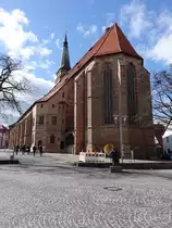 Schwabach, Ev. Stadtpfarrkirche St. Johannes, dreischiffige sp�tgotische Staffelhalle mit Westturm, erbaut von 1469 bis 1495, Turm 1471, Sakristei erbaut 1503, St. Annakapelle von 1507 (28.03.2016)