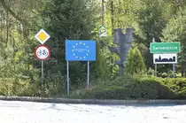 Schilder an der deutsch-polnischen Grenze am Stadtteil Osiedle Posejdon westlich von Świnoujście (Swinem�nde). Aufnahme: 6. Mai 2016.