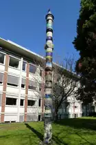 Freiburg, die von K�nstlern des Keramikforums gestaltete S�ule am Landratsamt, aufgestellt im Mai 2000, April 2015