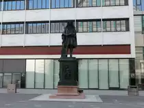 Das Leibnizdenkmal steht im Leibnizforum auf dem neuen Campus der Universit�t Leipzig zur Erinnerung  an den Mathematiker, Philosophen, Physiker, und auch Politiker Gottfried Wilhelm Leibniz, der 1646 in Leipzig geboren wurde. Gesehen am 07. Mai 2016.