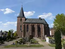 N�rvenich, St. Medardus Kirche, dreischiffige Backsteinbau mit vorspringendem Westturm, erbaut von 1658 bis 1664 (04.05.2016)
