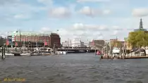 Hamburg am 3.5.2016: Blick auf die Innenstadt mit dem Baumwall, rechts Sandtorkai, mittig unter der Br�cke befindet sich die Schaartorschleuse, dies ist die Einfahrt in das Alsterfleet  /