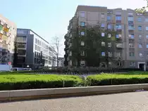 An der Gottschedstra�e Ecke Zentralstra�e in Leipzig wurde 2001 ein Mahnmal errichtet. An der Stelle, an der einst die Leipziger Synagoge stand, stehen heute 140 aneinander gereihte Bronzest�hle.  Die leeren St�hle sollen sowohl an die 1938 abgebrannte Synagoge als auch an die Ermordung der Juden in ganz Leipzig und Umgebung erinnern. Gesehen am 07. Mai 2016.