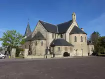 Voerendaal, St. Laurentius Kirche, romanischer Turm erbaut im 11. Jahrhundert, Langschiff von 1840, Chor und Apsis von 1917 (05.05.2016)