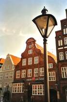 Altstadt L�neburg, Backsteingiebelh�user und Laterne Altstadt, Fr�jahr 2003