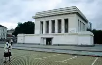 Das Georgi-Dimitrow-Mausoleum war ein Gedenkort f�r den weit �ber seine Landesgrenzen hinaus bekannten bulgarischen Politiker Georgi Dimitrow (im deutschen Sprachraum auch Dimitroff geschrieben). Es wurde nach dem Tod von Dimitrow (1949) bis 1950 fertiggestellt und befand sich bis zu seinem Abriss im Jahr 1999 im Zentrum der bulgarischen Hauptstadt Sofia.
Bild vom Dia. Aufnahme: Juni 1992.